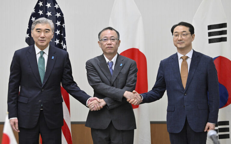 اليابانية والأمريكية والكورية الجنوبية بتوجيه اللوم إلى تصميمات أسلحة كوريا الشمالية وطلبت تبادلها